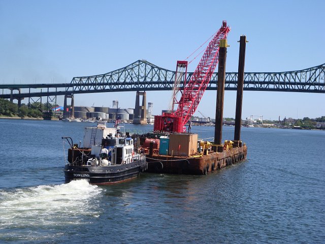 towling-towing-crane-barge